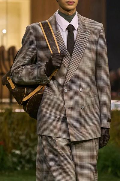Look 100